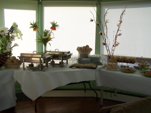 buffet de fian&ccedil;ailles avec plat chaud